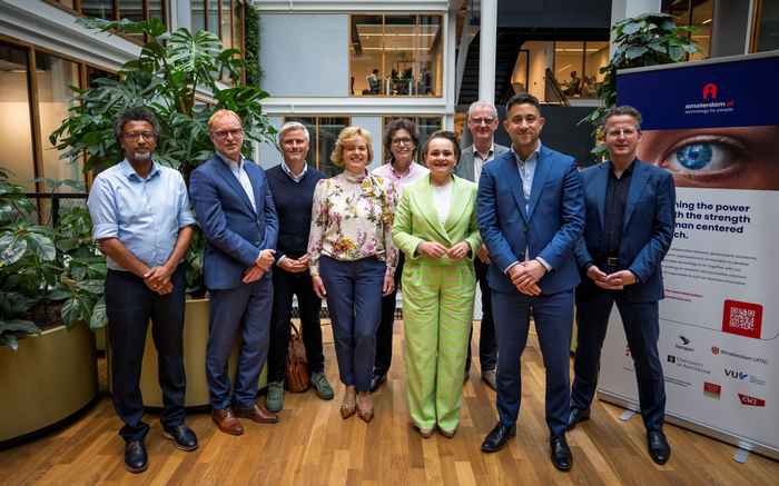 Minister Van Huffelen and alderman Scholtes on a working visit to Amsterdam AI